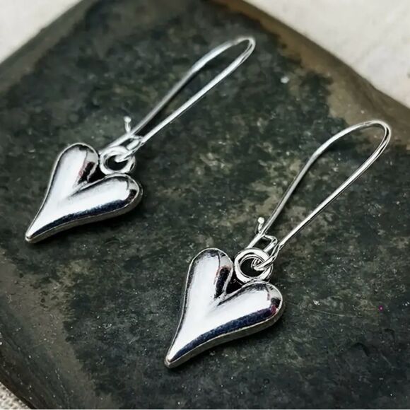 🩶 NEW silver puffy heart dangle earrings 🩶 - Picture 4 of 5